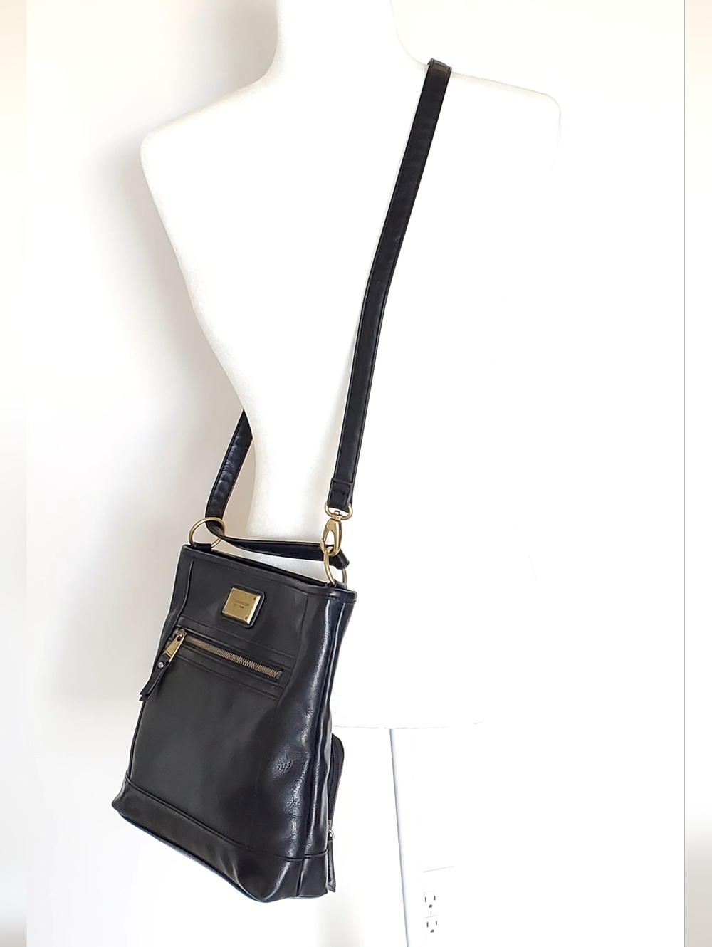 Tignanello Vtg. Black Leather Multi-Way Shoulder/Crossbody Travel Bag, EUC